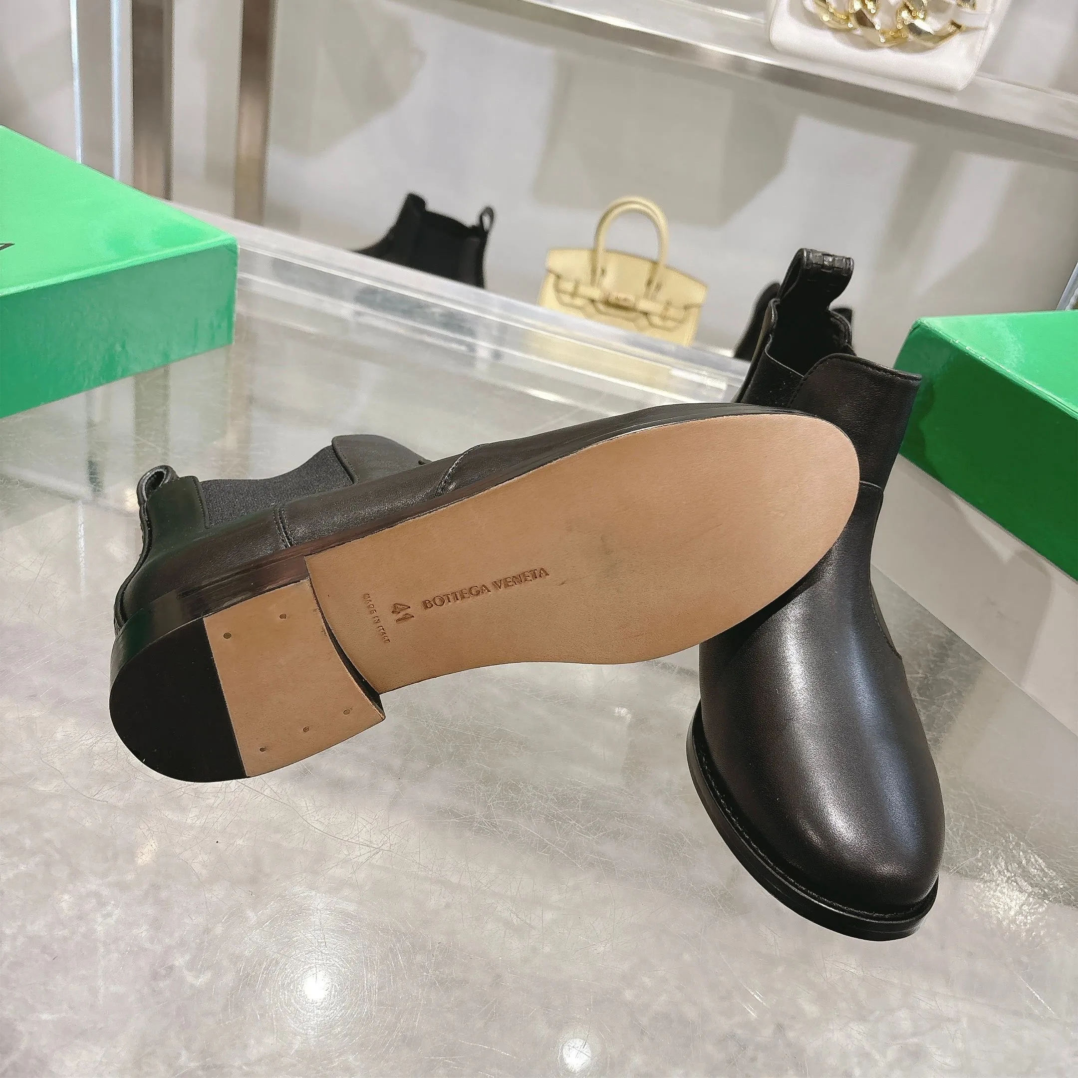 [BV] Top P:980💰Size for couples: Female 35-39 Male 39--44 (Female 40. Male 38.45.46.47 customization is not returnable) [Note‼ ️] Add 💰 to size 46, add 20💰 to size 47, Bottega Veneta 2025 autumn and winter counter synchronized style Bottega Veneta small round toe short boots, high mercerized cow velvet, solid color cow lining! Leather outsole! A one-to-one replica of the original! Fine workmanship! quality assurance!